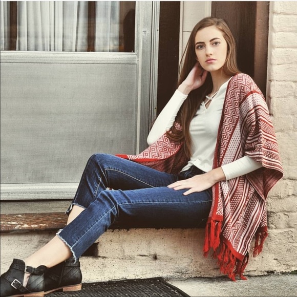 Cropped Raw Hem Jeans - Picture 2 of 3